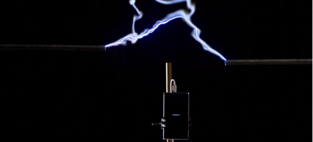 Scientists Charge Nokia Phone With Lightning