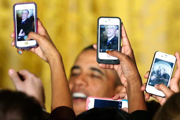 President Obama Not Allowed To Use iPhone